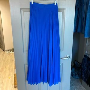 Long pleated Bebe skirt